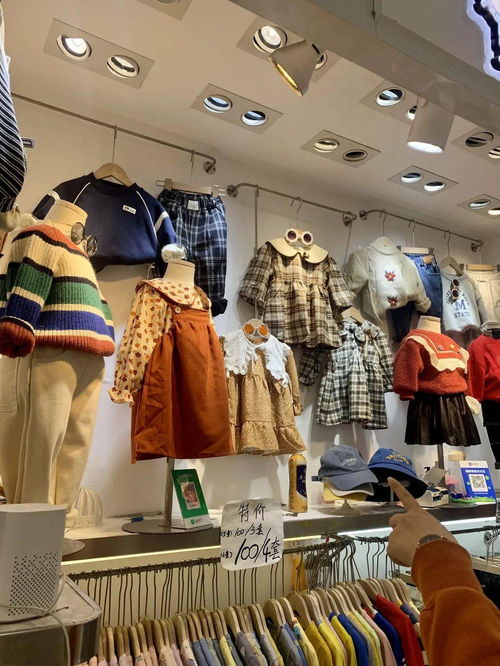 服裝批發市場清倉指南 100元3件靚衫VS 20元買牛仔褲，哪里更抵？